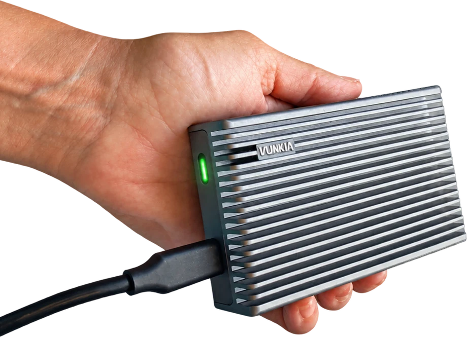 VUNKIA Pocket sostenido en la mano, conectado por cable y con el indicador verde encendido